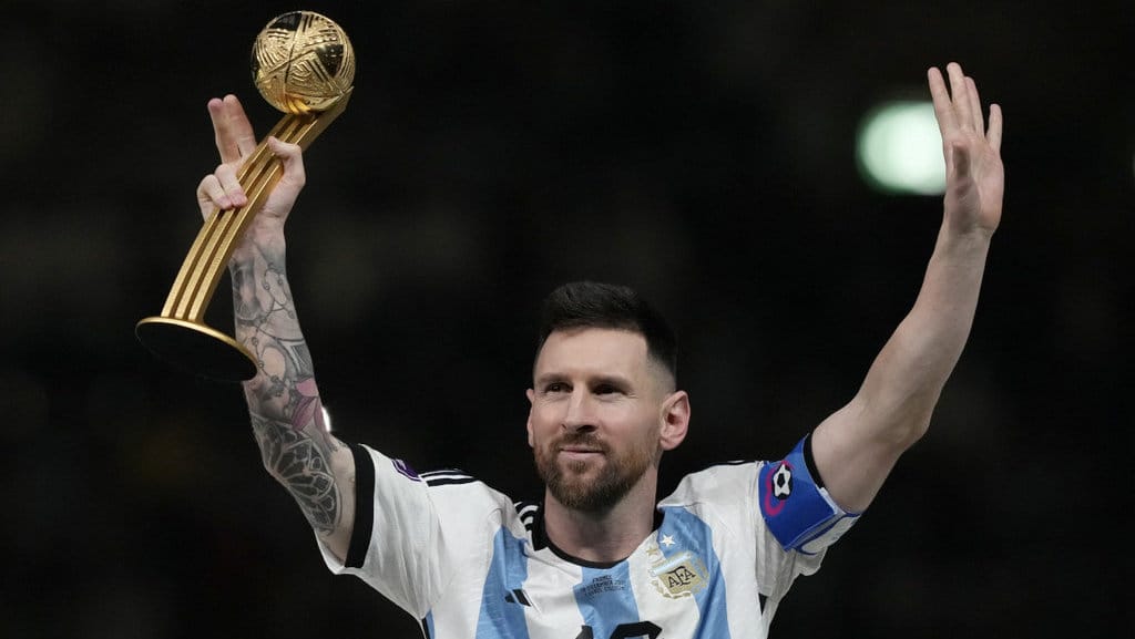 Lionel Messi dari Argentina melambai setelah menerima penghargaan Bola Emas sebagai pemain terbaik (AP Photo/Martin Meissner) WCup Argentina France Soccer