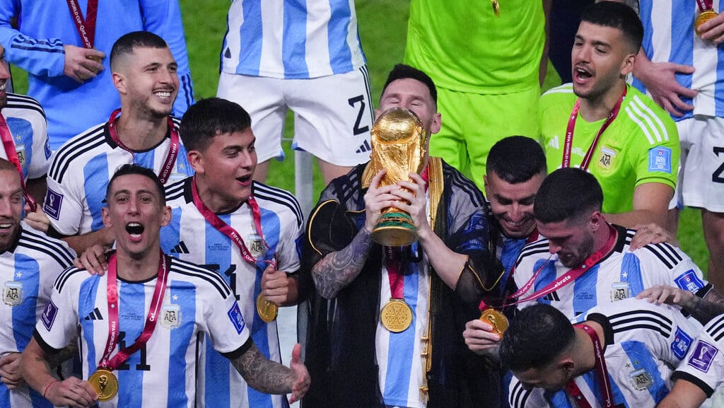 Lionel Messi dari Argentina mencium trofi saat ia merayakan bersama timnya pada akhir pertandingan sepak bola final Piala Dunia antara Argentina dan Prancis di Stadion Lusail di Lusail, Qatar, Minggu, 18 Desember 2022. Argentina menang 4-2 dalam pertandingan a adu penalti setelah pertandingan berakhir imbang 3-3. (AP Photo/Hassan Ammar) WCup Argentina France Soccer