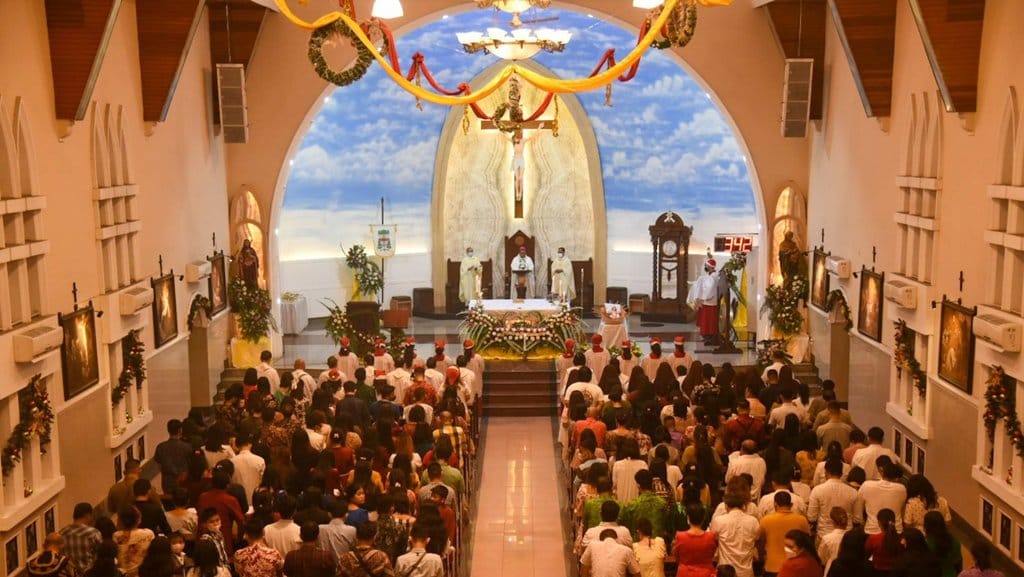 Umat Katolik mengikuti Misa Malam Natal di Gereja Katedral, Medan, Sumatera Utara, Sabtu (24/12/2022). ANTARA FOTO/Fransisco Carolio/rwa. MISA MALAM NATAL DI MEDAN