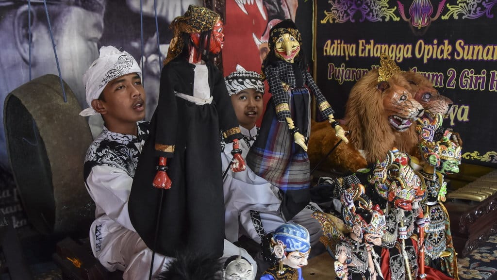 Dalang cilik Rizky Giri Ridwan Chayo Lili Adi Sunarya (kanan) dan Aditya Opick Sunandar S (kiri) mementaskan wayang golek di Sanggar Seni Sabda Pangrumat, Kampung Kelapadua, Desa Margaluyu, Kecamatan Manonjaya, Kabupaten Tasikmalaya, Jawa Barat, Selasa (10/1/2023). ANTARA FOTO/Adeng Bustomi/rwa. DALANG CILIK WAYANG GOLEK