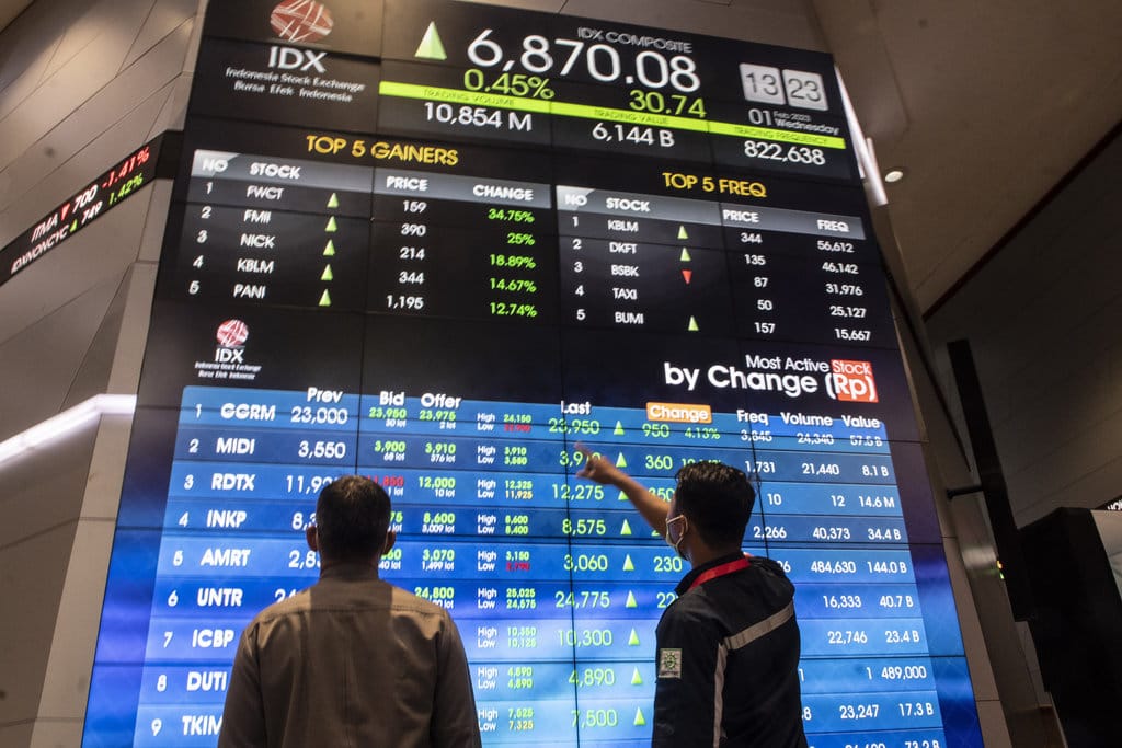 Karyawan melihat pergerakan Indeks Harga Saham Gabungan (IHSG) di layar monitor di Bursa Efek Indonesia, Jakarta, Rabu (1/2/2023). ANTARA FOTO/Muhammad Adimaja/rwa. IHSG DITUTUP MENGUAT