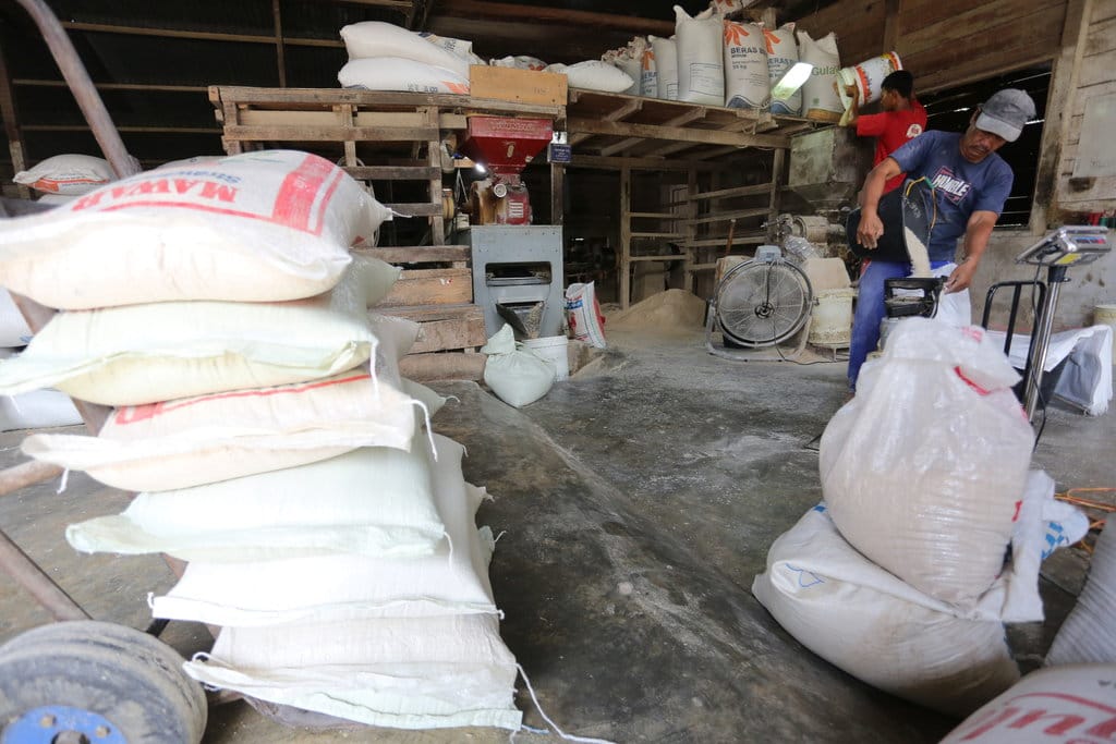 Pekerja melakukan pengemasan beras di salah satu pabrik penggilingan Desa Ujong Tanjong, Meureubo, Aceh Barat, Aceh, Jumat (3/2/2023). ANTARA FOTO/Syifa Yulinnas/tom. BULOG MAKSIMALKAN PENYERAPAN PRODUK BERAS LOKAL