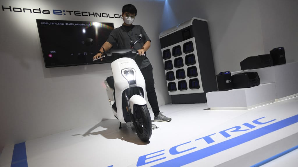 Honda EM1 e:. ANTARA FOTO/M Risyal Hidayat/rwa. PELUNCURAN MOTOR LISTRIK HONDA EM1 E: