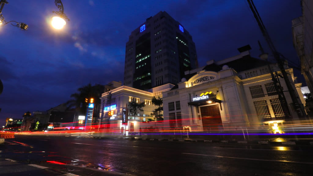 Nedhandel NV adalah salah satu bangunan bersejarah di Bandung dan terletak di seberang alun-alun Kota Bandung. (FOTO/iStockphoto) Kota Bandung di Malam Hari