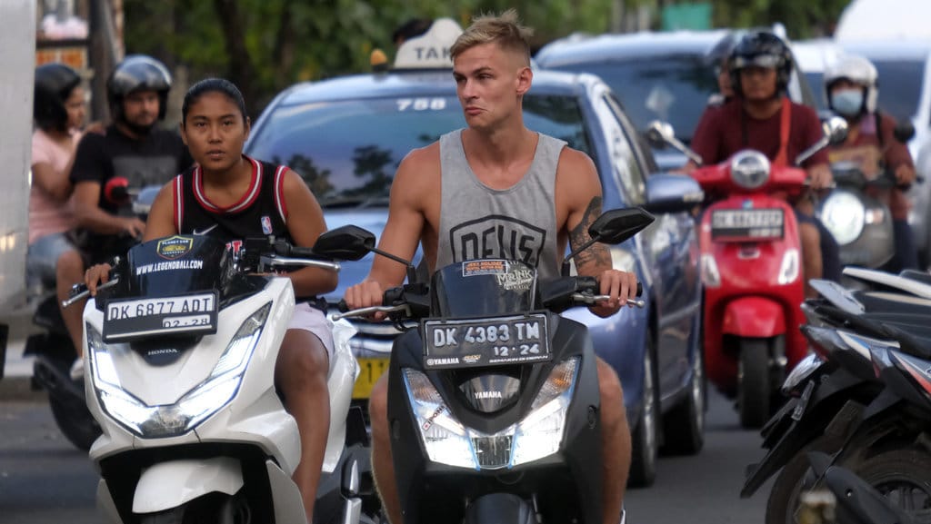 Turis asing mengendarai sepeda motor sewaan tanpa menggunakan helm di Jalan Pantai Kuta, Badung, Bali, Senin (13/3/2023). Gubernur Bali Wayan Koster mengimbau turis asing agar selalu mematuhi segala peraturan yang berlaku di Indonesia serta meminta menggunakan kendaraan yang disediakan oleh agen perjalanan dan tidak menggunakan kendaraan sendiri menyusul banyaknya turis asing yang ugal-ugalan mengendarai sepeda motor. ANTARA FOTO/Nyoman Hendra Wibowo/foc. PERNYATAAN GUBERNUR BALI TERKAIT TURIS ASING UGAL-UGALAN