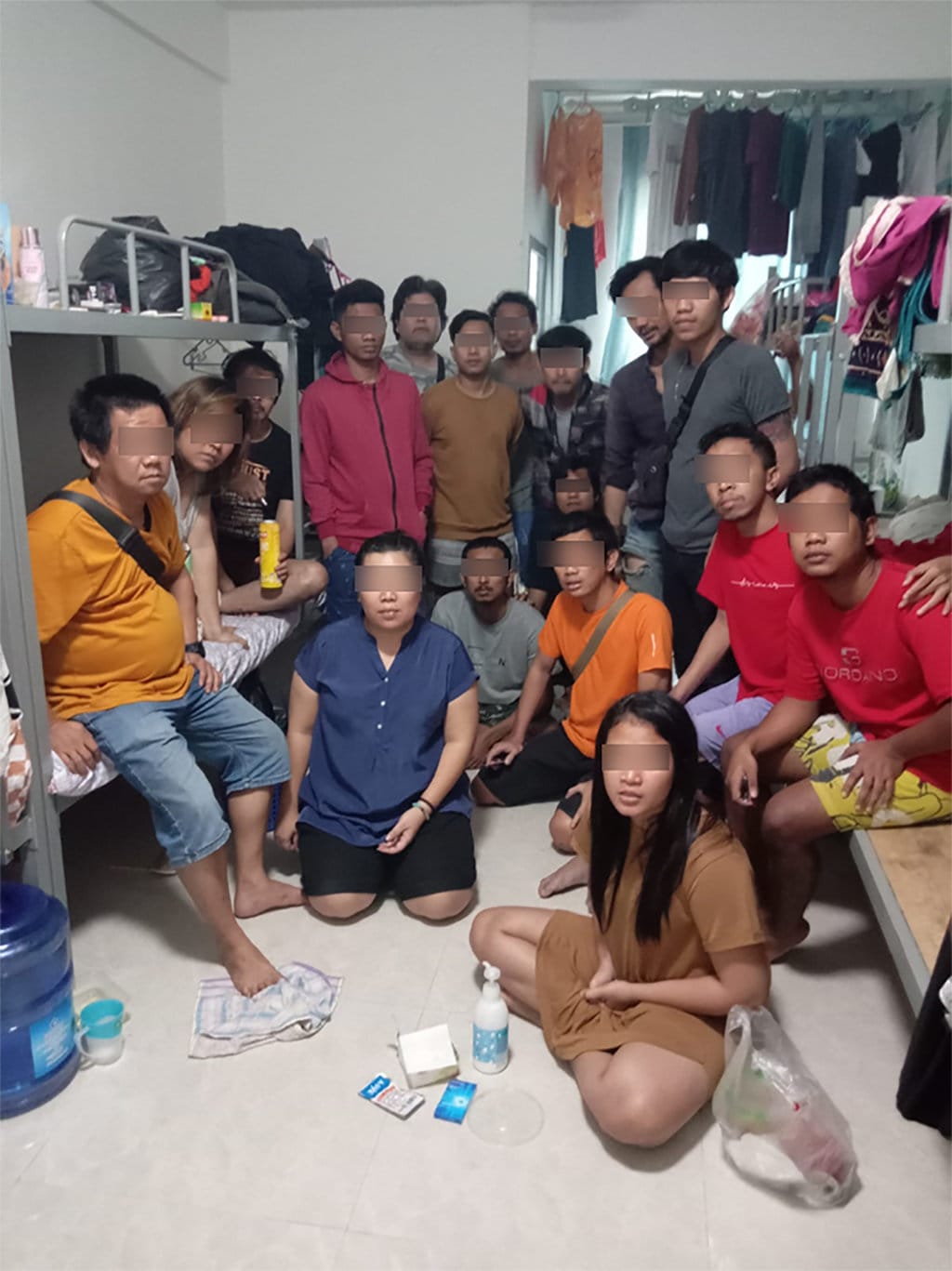 Para korban dugaan tindak pidana perdagangan orang (TPPO) yang dijebak dan dijual oleh sejumlah agen untuk bekerja di Myanmar dengan perjalanan menempuh jalur darat dan air via Thailand. Totalnya mencapai 20 orang WNI. Mereka dijual ke perusahaan jual beli saham Thailand yang beroperasi di sebuah daerah wilayah konflik perbatasan Thailand-Myanmar dengan harga 70 juta rupiah per kepala, dipaksa kerja hingga 17 jam sehari dan dihukum jika tidak sesuai target. (FOTO/Dok. Serikat Buruh Migran Indonesia (SBMI)) Nasib WNI Terjebak ke Myanmar