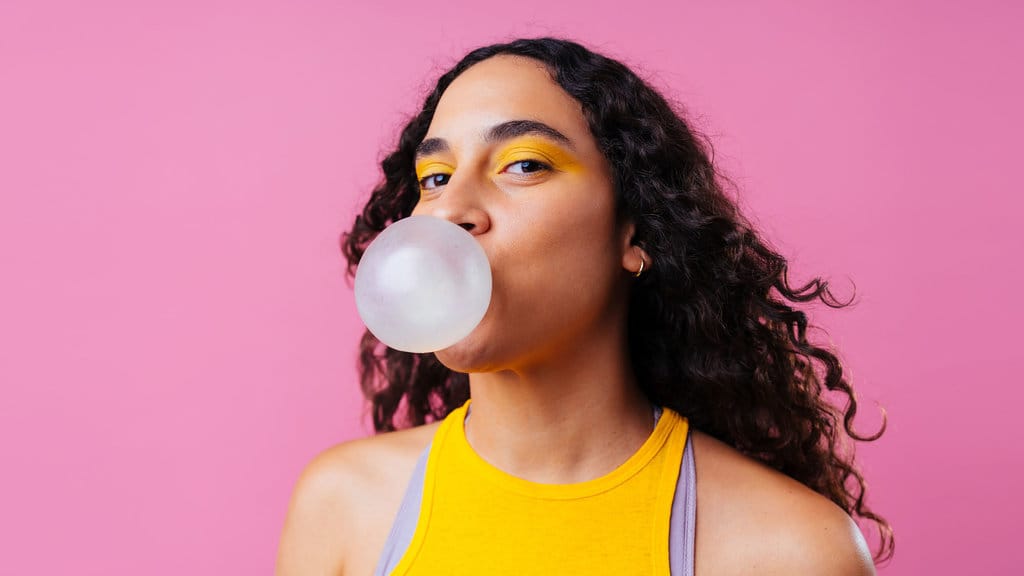 Ilustrasi Makan Permen Karet. foto/istockphoto Ilustrasi Makan Permen Karet
