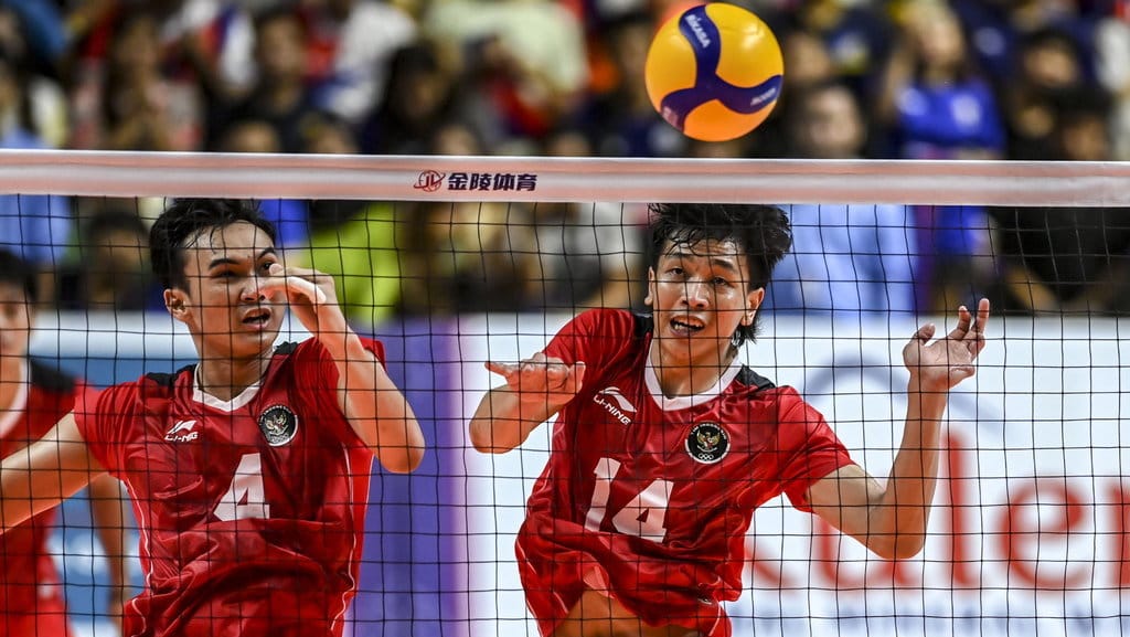 Pevoli putra Indonesia Halim Farhan (kanan) dan Kurniawan Hendra (kiri) mengembalikan bola ke arah lawannya tim voli putra Kamboja pada final voli SEA Games 2023 di Phnom Penh, Kamboja, Senin (8/5/2023). ANTARA FOTO/Muhammad Adimaja/tom. Timnas voli putra Indonesia raih emas SEA Games