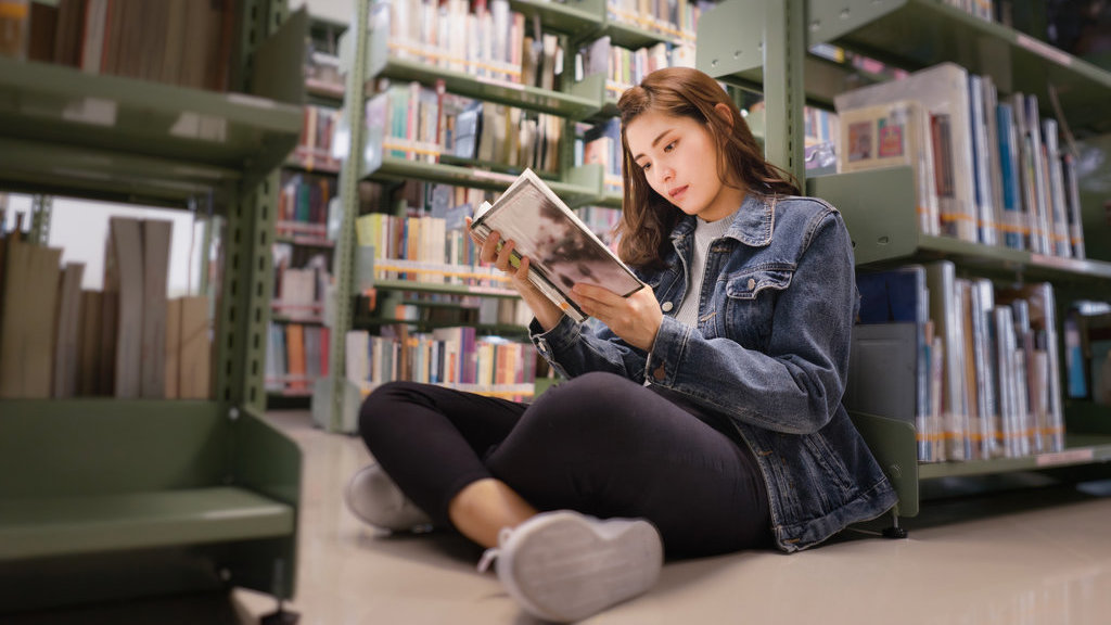 Ilustrasi baca novel. (FOTO/iStockphoto) Ilustrasi baca novel
