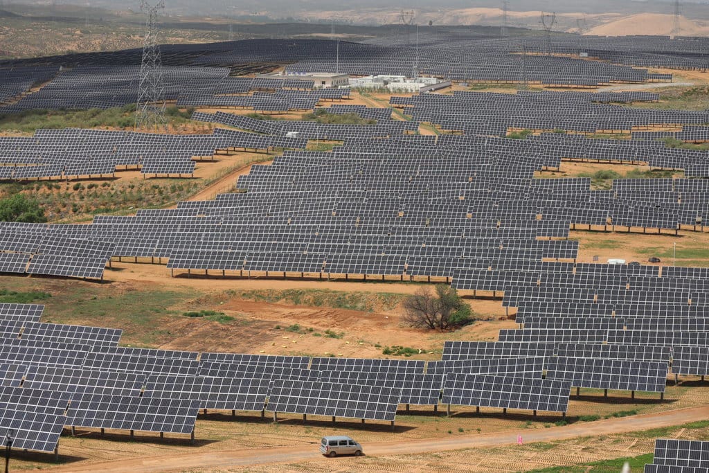 Panel surya di area pembangkitan listrik fotovoltaik berkapasitas 500.000 kilowatt di Ordos, Daerah Otonomi Mongolia Dalam, China, Selasa (30/5/2023). ANTARA FOTO/M. Irfan Ilmie/hp. PEMBANGKIT LISTRIK TENAGA SURYA DI MONGOLIA DALAM