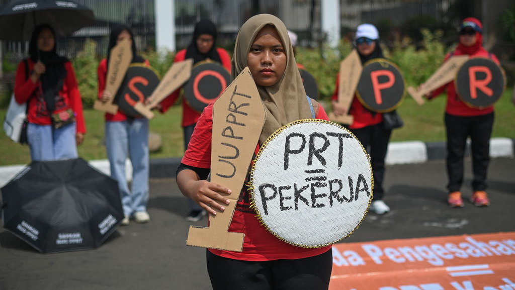 Aktivis Koalisi Sipil Untuk Undang-Undang Perlindungan Pekerja Rumah Tangga (PRT) melakukan unjuk rasa di depan kompleks Parlemen, Senayan, Jakarta, Rabu (7/6/2023). ANTARA FOTO/Aditya Pradana Putra/nz. Aksi tuntut pengesahan RUU PPRT