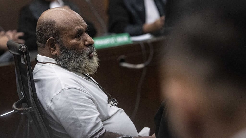 Terdakwa kasus dugaan suap dan gratifikasi terkait proyek infrastruktur Papua Lukas Enembe menjalani sidang dengan agenda pembacaan putusan sela oleh Majelis Hakim di Pengadilan Tipikor, Jakarta, Senin (26/6/2023). ANTARA FOTO/Muhammad Adimaja/tom. Majelis Hakim tolak eksepsi Lukas Enembe