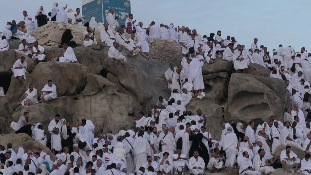 Umat Islam dari berbagai negara melaksanakan wukuf di Jabal Rahmah, Arafah, Arab Saudi, Selasa (27/6/2023). ANTARA FOTO/Wahyu Putro A/nym. Wukuf di Jabal Rahmah