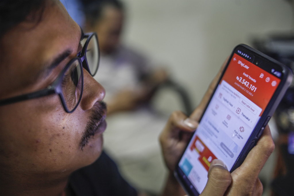 Nasabah mengakses aplikasi penunda pembayaran (paylater). ANTARA FOTO/Yulius Satria Wijaya/tom. Pertumbuhan pengguna paylater