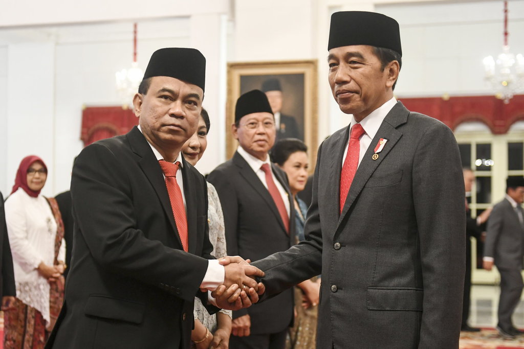 Presiden Joko Widodo (kanan) memberikan ucapan selamat kepada Menteri Komunikasi dan Informatika (Menkominfo) Budi Arie Setiadi usai dilantik sebagai menteri di Istana Negara, Jakarta, Senin (17/7/2023). ANTARA FOTO/Hafidz Mubarak A/foc. Pelantikan Menkominfo