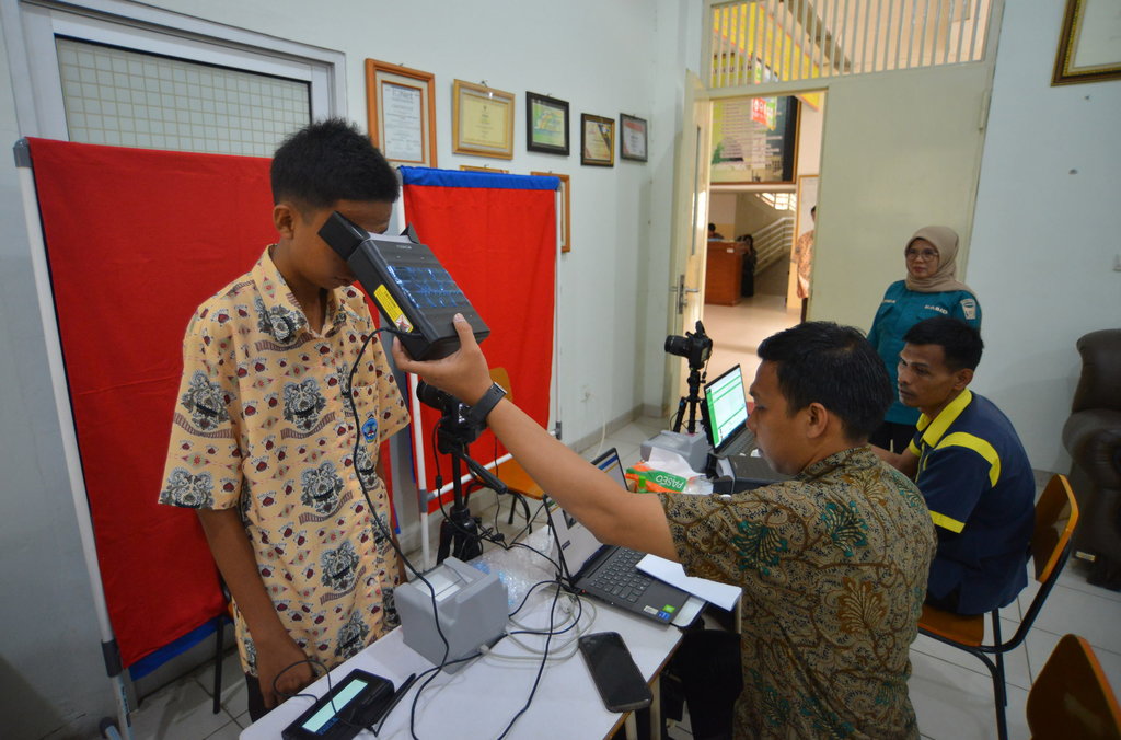 Petugas melakukan perekaman data untuk penerbitan KTP elektronik pemula. Ini merupakan salah satu aplikasi dari teknologi biometrik. ANTARA FOTO/Iggoy el Fitra/nym. Perekaman data KTP elektronik di sekolah