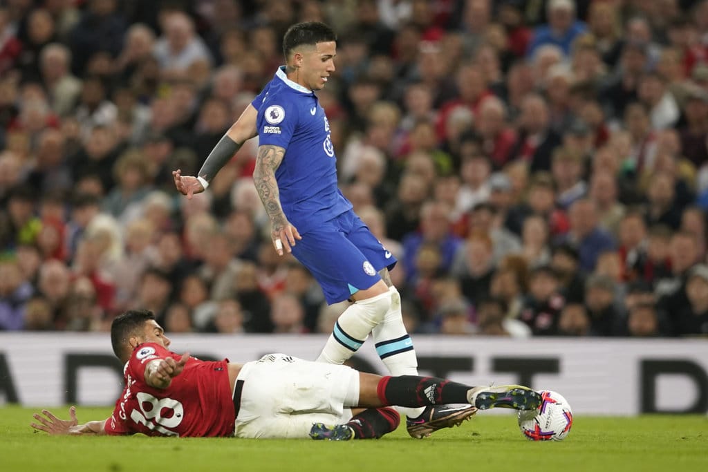Casemiro dari Manchester United, terbawah, berebut bola dengan Enzo Fernandez dari Chelsea selama pertandingan sepak bola Liga Premier Inggris antara Manchester United dan Chelsea di stadion Old Trafford di Manchester, Inggris, Kamis, 25 Mei 2023. (AP Photo/Dave Thompson) Enzo Fernandez