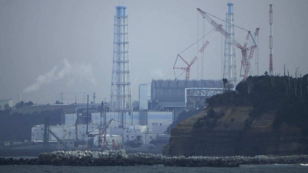 Pembangkit listrik tenaga nuklir Fukushima Daiichi terletak di kota pesisir Okuma dan Futaba, dilihat dari pelabuhan perikanan Ukedo di kota Namie, timur laut Jepang, Rabu, 2 Maret 2022. (AP Photo/Hiro Komae) PLTN Fukushima Daiichi