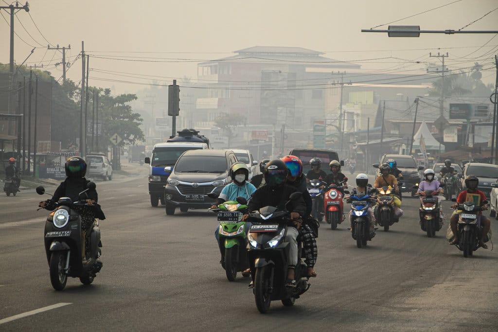 Sejumlah pengendara melintas di Jalan Tjilik Riwut yang diselimuti asap di Palangka Raya, Kalimantan Tengah, Kamis (28/9/2023). Kabut asap tersebut merupakan dampak kebakaran hutan dan lahan (karhutla) yang melanda sejumlah kabupten/kota di Provinsi Kalimantan Tengah. ANTARA FOTO/Auliya Rahman/nym. Kabut asap di Palangka Raya