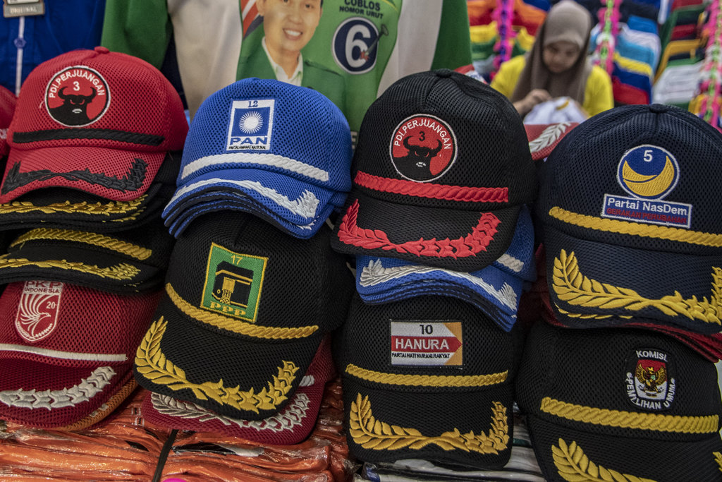 Penjual menyelesaikan pesanan atribut partai politik di Pasar Senen, Jakarta, Kamis (28/9/2023). ANTARA FOTO/Muhammad Adimaja/nym. Penjualan atribut parpol jelang Pemilu 2024