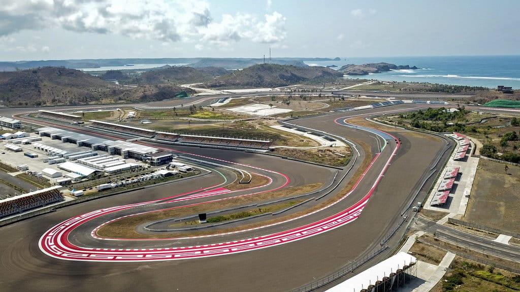Foto udara tikungan 16 Pertamina Mandalika International Street Circuit yang telah selesai dicat di Kuta Mandalika, Praya, Lombok Tengah, NTB, Selasa (3/10/2023). ANTARA FOTO/Ahmad Subaidi/foc. Persiapan sirkuit Mandalika menjelang MotoGP 2023
