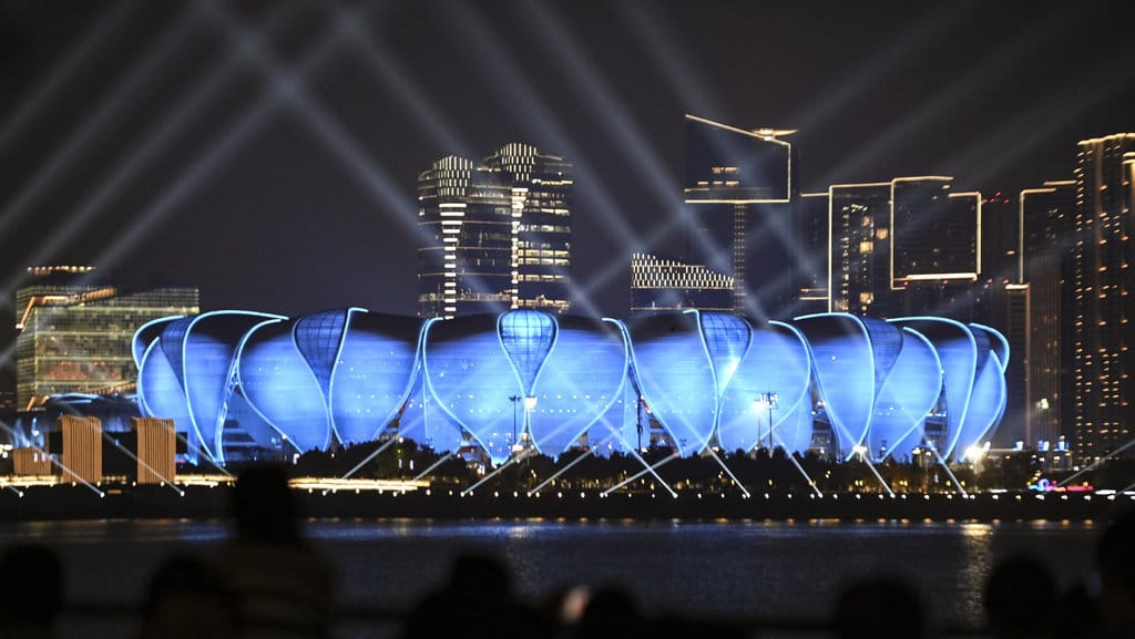 Suasana pertunjukan laser saat upacara penutupan Asian Games 2022 di kawasan Hangzhou Olympic Sports Centre, Hangzhou, China, Minggu (8/10/2023). Asian Games ke-19 telah berakhir dan selanjutnya Asian Games ke-20 pada 2026 akan digelar di Nagoya, Jepang. ANTARA FOTO/Hafidz Mubarak A/tom. Upacara penutupan Asian Games 2022
