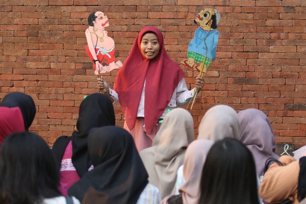 Seorang mahasiswi memainkan wayang bertema stop perundungan saat peringatan Hari Kesehatan Mental Sedunia di Kota Kediri, Jawa Timur, Selasa (10/10/2023). ANTARA FOTO/Prasetia Fauzani/Spt. Peringatan Hari Kesehatan Mental Sedunia