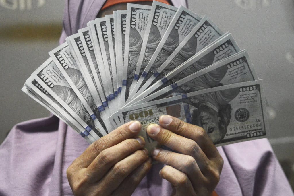 Petugas menunjukkan uang dolar AS di salah satu gerai penukaran uang asing di Jakarta, Selasa (10/10/2023). ANTARA FOTO/Bagus Ahmad Rizaldi/sgd/YU Rupiah melemah terhadap dolar AS