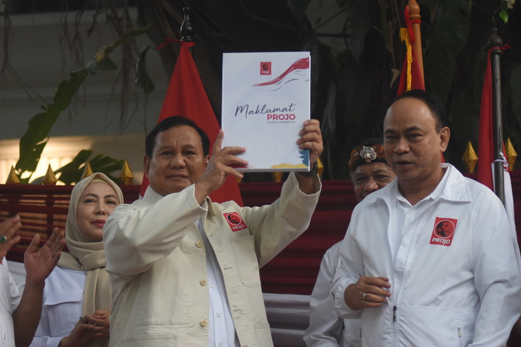 Ketua Umum Partai Gerindra Prabowo Subianto (kiri) menerima buku maklumat Projo dari Ketua DPP Projo Budi Arie Setiadi (kanan) pada acara deklarasi dukungan di kediaman Prabowo, Jalan Kertanegara, Jakarta, Sabtu (14/10/2023). ANTARA FOTO/Indrianto Eko Suwarso/hp. Relawan Projo deklarasi dukungan Bacapres bagi Prabowo