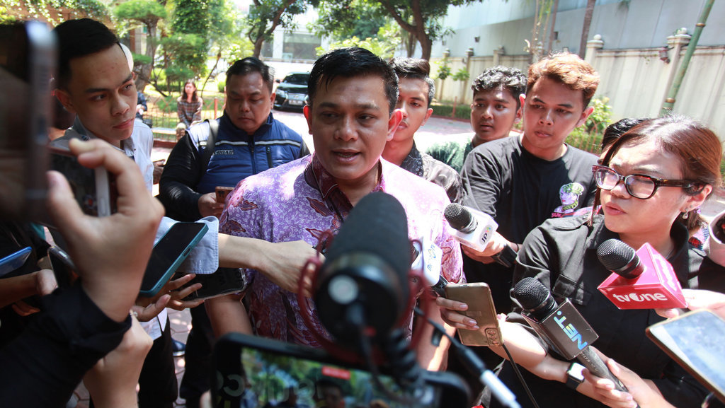 Direktur Reserse Kriminal Khusus Polda Metro Jaya Kombes Pol Ade Safri Simanjuntak (tengah) menjawab pertanyaan wartawan di Polda Metro Jaya, Jakarta, Jumat (20/10/2023). Direktorat Reserse Kriminal Khusus (Ditreskrimsus) Polda Metro Jaya memanggil ulang Ketua KPK Firli Bahuri pekan depan untuk diperiksa sebagai saksi dalam kasus dugaan pemerasan pimpinan KPK terhadap mantan Menteri Pertanian Syahrul Yasin Limpo (SYL). ANTARA FOTO/Reno Esnir/tom. Pemanggilan ulang Ketua KPK Firli Bahuri