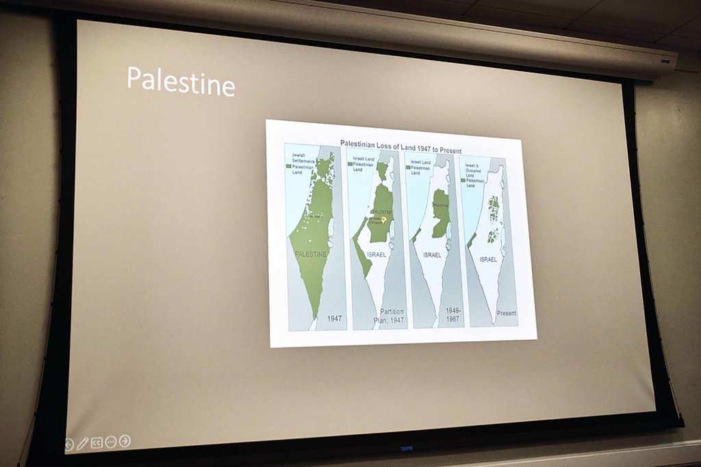 Peta yang menunjukkan hilangnya tanah warga Palestina sejak tahun 1947 hingga saat ini ditampilkan dalam ceramah “Teach-In On Gaza” yang diselenggarakan oleh The Center for Middle Eastern Studies dan The Sawyer Seminar “Afterlives of Liberation” di Rutgers University pada Jumat, 27 Oktober 2023, di New Brunswick, N.J. (AP Photo/Andres Kudacki) Peta Palestina