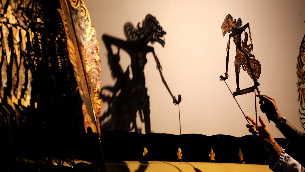 Dalang Ki Kukuh Bayu Aji memainkan wayang kulit dengan lakon Senopati Pinilih saat perayaan Hari Wayang Nasional di Gedung Pewayangan Kautaman, TMII, Jakarta, Selasa (7/11/2023) malamANTARA FOTO/Asprilla Dwi Adha/YU Pagelaran wayang di Hari Wayang Nasional