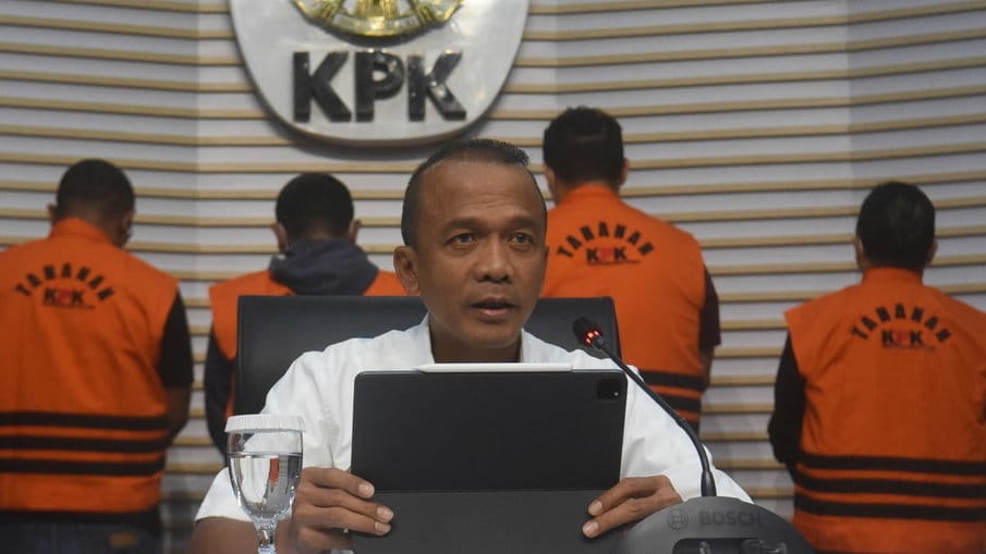 Deputi Penindakan dan Eksekusi KPK Rudi Setiawan (tengah) memberikan keterangan pers terkait penetapan dan penahanan tersangka Kepala Kejaksaan Negeri (Kajari) Bondowoso Jawa Timur Puji Triasmoro pasca terjerat Operasi Tangkap Tangan (OTT) di Gedung Merah Putih KPK, Jakarta, Kamis (16/11/2023).ANTARA FOTO/Indrianto Eko Suwarso/foc. KPK tahan Kajari Bondowoso