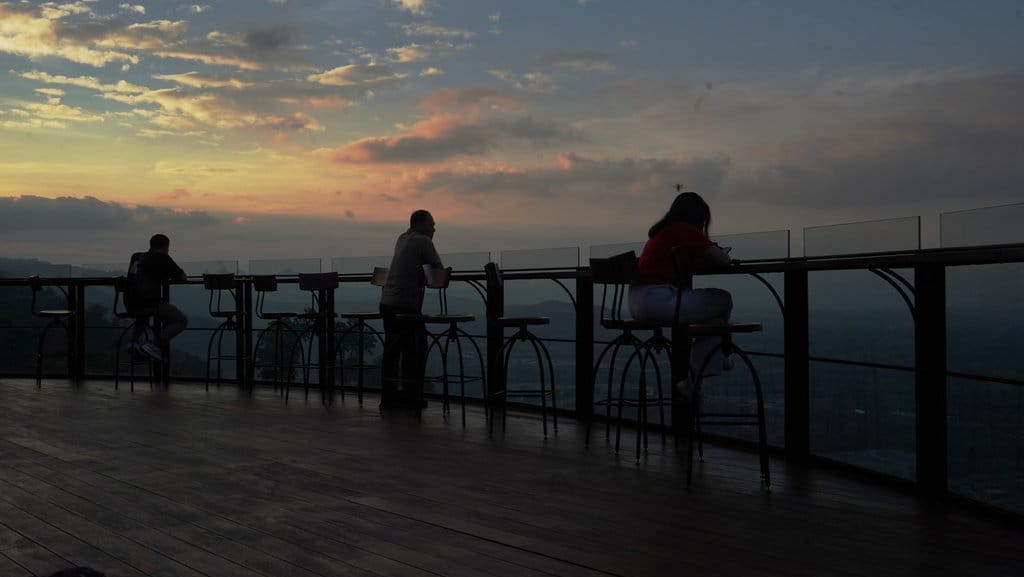 Pengunjung menikmati suasana senja sambil menunggu matahari tenggelam di Enam Langit kawasan pegunungan Menoreh, Candirejo, Borobudur, Magelang, Jateng Sabtu (18/11/2023). ANTARA FOTO/Anis Efizudin/nz Enam Langit wisata alternatif di Borobudur