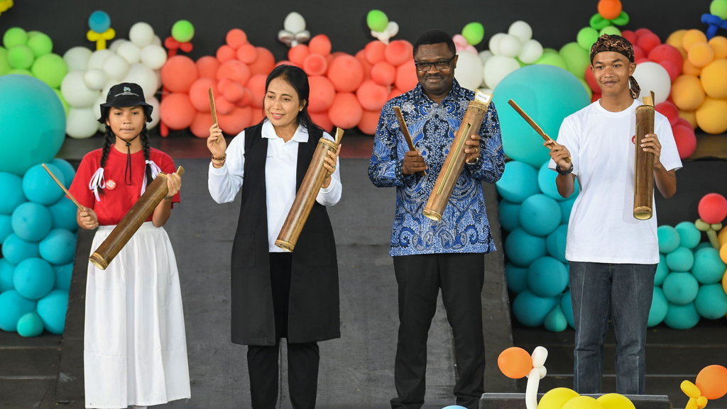 Menteri Pemberdayaan Perempuan dan Perlindungan Anak (PPPA) Bintang Puspayoga (kedua kiri) bersama Perwakilan UNICEF Jean Lokenga (kedua kanan) dan perwakilan anak-anak memukul kentongan tanda diluncurkannya program Kebijakan Dukungan Kesehatan Mental Psikososial dalam acara peringatan Hari Anak Sedunia di Jakarta, Senin (20/11/2023). ANTARA FOTO/Aditya Pradana Putra/tom. Peringatan Hari Anak Sedunia di Indonesia
