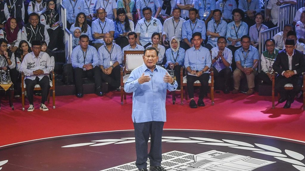 Capres nomor urut dua Prabowo Subianto menyampaikan visi misinya dalam debat perdana Capres dan Cawapres 2024 di Gedung KPU, Jakarta, Selasa (12/12/2023). ANTARA FOTO/Galih Pradipta/app/YU Debat perdana Capres Cawapres