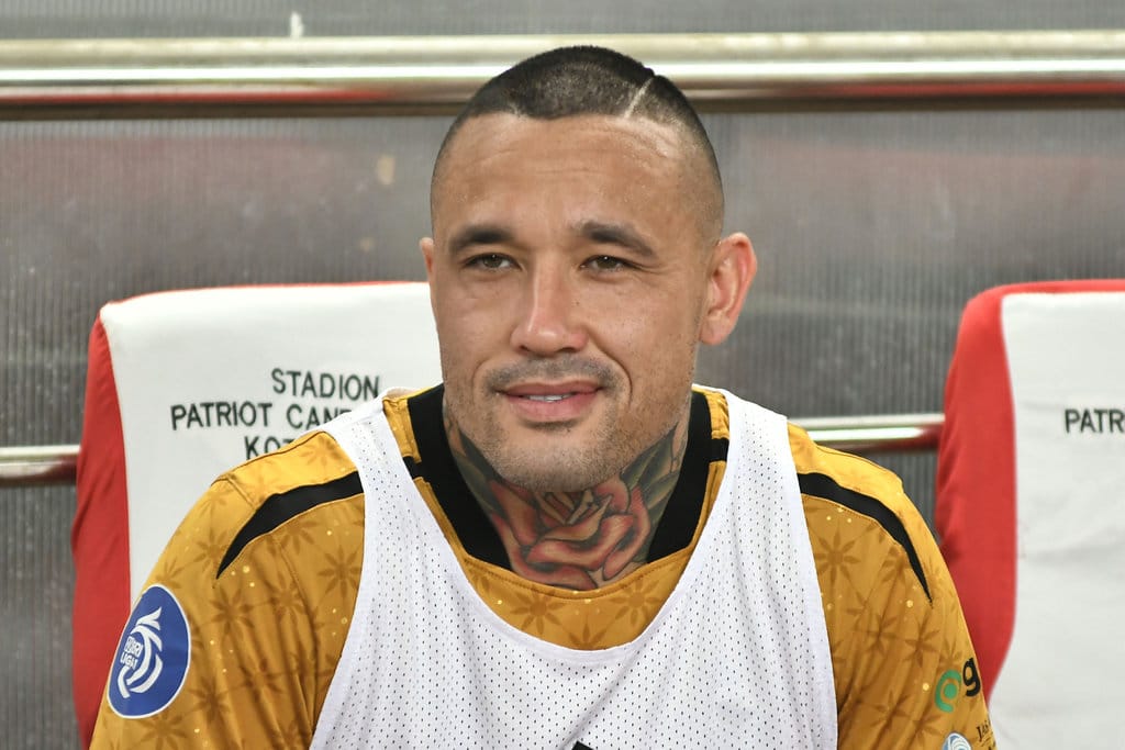 Pesepak bola Bhayangkara Presisi Indonesia FC Radja Nainggolan duduk di bangku cadangan pada pertandingan Liga 1 melawan Persita Tangerang di Stadion Patriot Chandrabhaga, Bekasi, Jawa Barat, Minggu (17/12/2023). ANTARA FOTO/ Fakhri Hermansyah/aww. Pemain baru Bhayangkara FC Radja Nainggolan