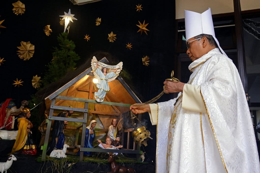 Uskup Agung Makassar Mgr Johannes Liku Ada' memberkati Kandang Natal di Gereja Katedral Hati Yesus Maha Kudus, Makassar, Sulawesi Selatan, Senin (25/12/2023).ANTARA FOTO/Hasrul Said/YU/foc. Misa Natal Gereja Katedral di Makassar