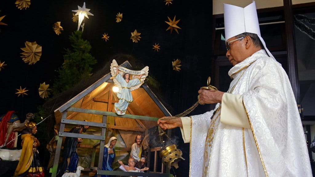Uskup Agung Makassar Mgr Johannes Liku Ada' memberkati Kandang Natal di Gereja Katedral Hati Yesus Maha Kudus, Makassar, Sulawesi Selatan, Senin (25/12/2023).ANTARA FOTO/Hasrul Said/YU/foc. Misa Natal Gereja Katedral di Makassar