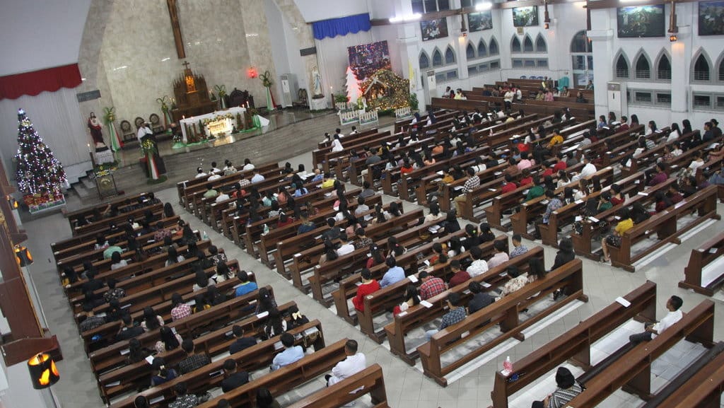 Umat Katolik melaksanakan Misa Natal di Gereja Katedral, Palangka Raya, Kalimantan Tengah, Senin (25/12/2023). ANTARA FOTO/Auliya Rahman/rwa. Ibadah Misa Natal di Gereja Katedral Palangka Raya