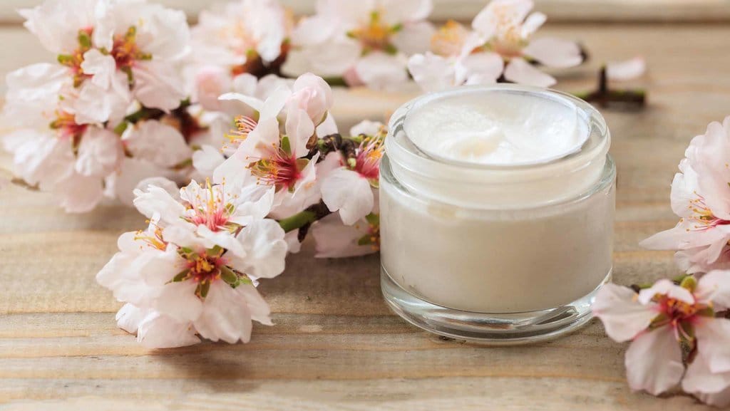 Ilustrasi Kosmetik dengan Fragrance. foto/istockphtoo Header Diajeng Pewangi Skincare