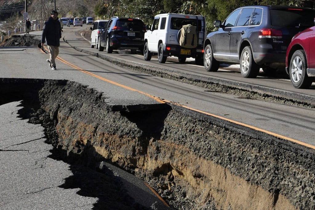 Kemacetan lalu lintas terlihat di jalan yang sebagian runtuh akibat gempa bumi dahsyat di dekat Kota Anamizu, Prefektur Ishikawa Selasa, 2 Januari 2024. Serangkaian gempa bumi dahsyat melanda Jepang bagian barat, merusak bangunan, kendaraan dan perahu, dan para pejabat memperingatkan orang-orang di beberapa tempat. daerah pada hari Selasa untuk menjauh dari rumah mereka karena risiko gempa yang lebih kuat. (AP Photo/Hiro Komae) Gempa Jepang