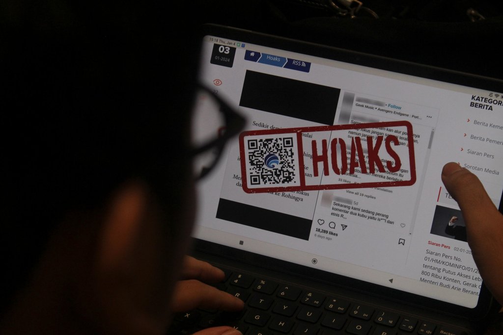 Warga memeriksa kebenaran informasi melalui laman anti hoaks Kemenkominfo di Senayan, Jakarta, Kamis (4/12024). Kemenkominfo berhasil menangani 203 isu hoaks atau informasi bohong terkait Pemilu 2024 yang ditemukan dalam periode Desember 2022 hingga 2 Januari 2024 dengan sebaran di platform digital sebanyak 2.882 konten. ANTARA FOTO/Muhammad Ramdan/sgd/foc. Penanganan isu hoaks Pemilu 2024