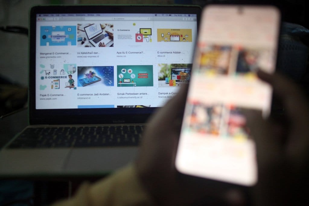 Warga menggunakan perangkat elektronik untuk berbelanja secara daring di salah satu situs belanja. ANTARA FOTO/Yulius Satria Wijaya/foc. Tren positif belanja online tahun 2024