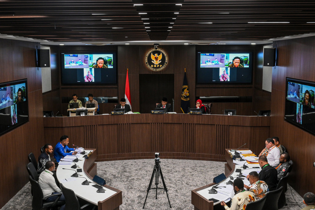 Ketua Dewan Kehormatan Penyelenggara Pemilu (DKPP) Heddy Lugito (tengah) memimpin sidang pemeriksaan dugaan pelanggaran Kode Etik Penyelenggara Pemilu (KEPP) di Ruang sidang Dewan Kehormatan Penyelenggara Pemilu (DKPP), Jakarta, Jumat (12/1/2024). Forum Masyarakat Peduli Papua Tengah (FMPPT) mengadukan Ketua Bawaslu Rahmat Bagja dan Anggota Bawaslu Herwyn J.H. Malonda terkait perkara melantik Anggota Bawaslu Kabupaten Puncak, Papua Tengah, Guripa Telenggen yang dianggap tidak memenuhi syarat untuk menjadi anggota Bawaslu dan terindikasi tergabung dalam organisasi terlarang. ANTARA FOTO/Sulthony Hasanuddin/rwa. Sidang dugaan pelanggaran Kode Etik Penyelenggara Pemilu