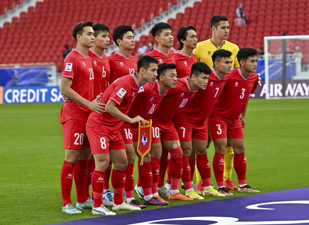 Para pemain tim nasional Vietnam berpose untuk foto tim sebelum pertandingan Piala Asia AFC 2023 antara Jepang dan Vietnam di Stadion Al Thumama di Doha, Qatar, pada 14 Januari 2023. (Photo by Noushad Thekkayil/NurPhoto)NO USE FRANCE Timnas Vietnam Piala Asia 2024