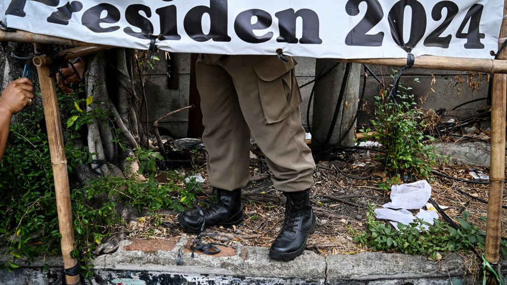 Petugas Satpol PP Kota Tangerang bersiap menertibkan alat peraga kampanye di kawasan Pasar Lama, Kota Tangerang, Banten. Balada alat peraga pengobral citra