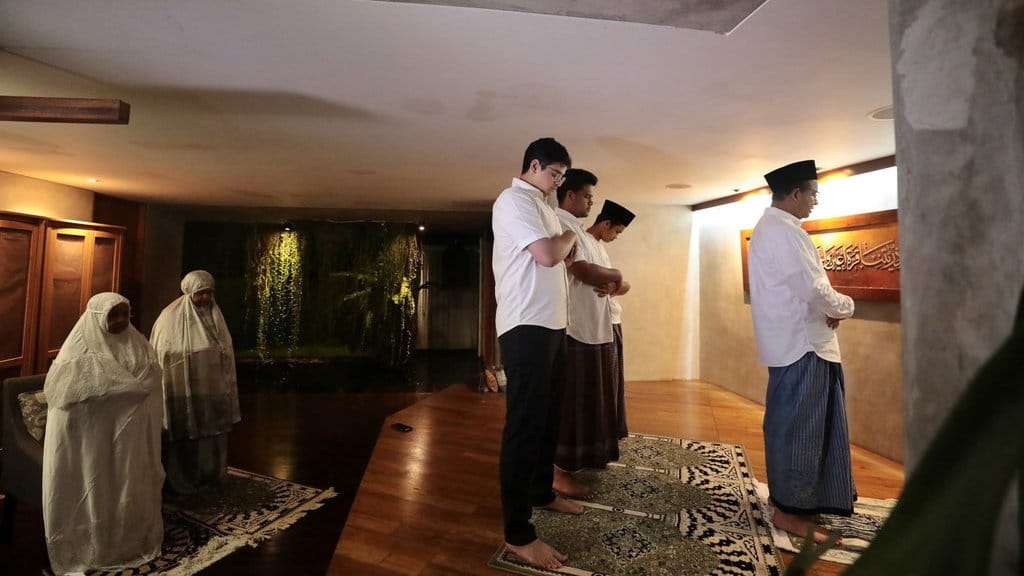 Calon presiden nomor urut 1, Anies Baswedan memulai agenda sebelum berangkat ke TPS dengan salat subuh berjamaah bersama keluarga di kediaman pribadinya di Lebak Bulus, Jakarta Selatan, Rabu (14/2/2024). tirto.id/Irfan Amin Anies Baswedan