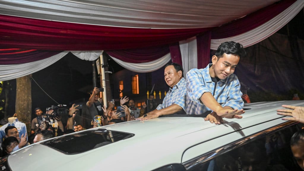 Capres dan Cawapres nomor urut 2 Prabowo Subianto (kiri) dan Gibran Rakabuming Raka (kanan) menyapa simpasitan usai dinyatakan unggul dari perhitungan cepat di kediamannya Jalan Kartanegara, Jakarta Selatan, Rabu (14/2/2024). ANTARA FOTO/Erlangga Bregas Prakoso/Spt. Capres dan Cawapres Prabowo-Gibran menyapa simpatisan