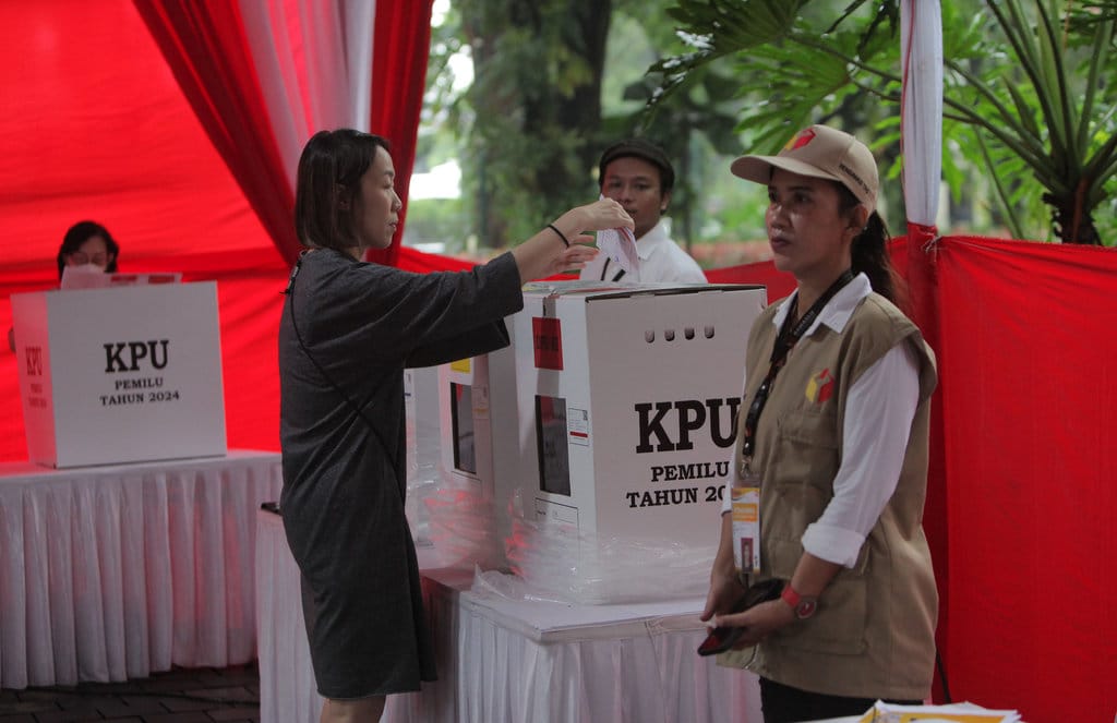 Warga memasukkan surat suara ke dalam kotak suara saat pencoblosan Pemilu 2024 di TPS 40-44, Taman Suropati, Menteng, Jakarta, Rabu (14/2/2024). ANTARA FOTO/Reno Esnir/aww. Pemantauan pelaksaan Pemilu 2024 di TPS Jakarta